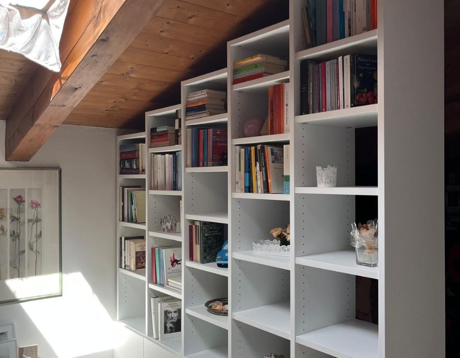 libreria per mansarda su misura