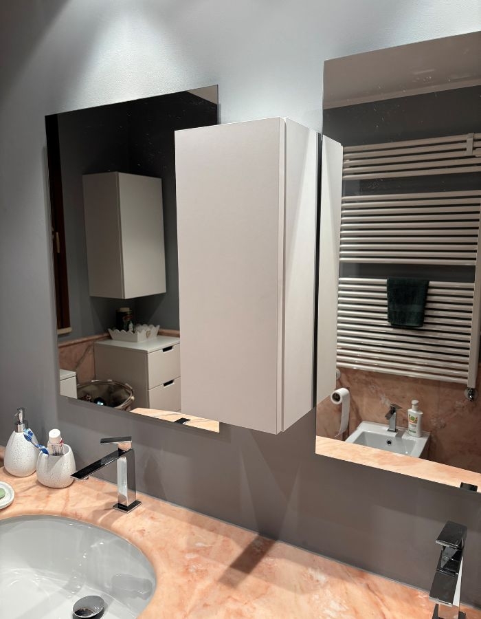 pensile su misura per il bagno tra due specchi