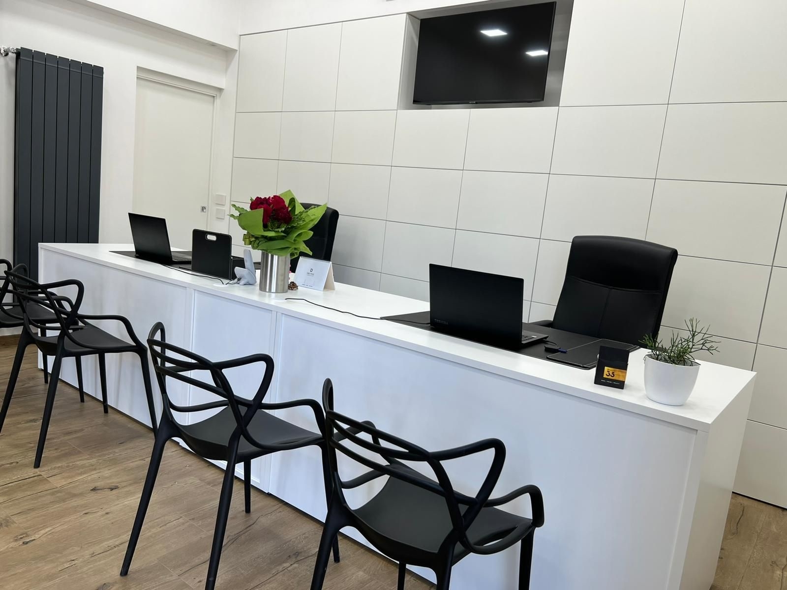 Scrivania reception su misura