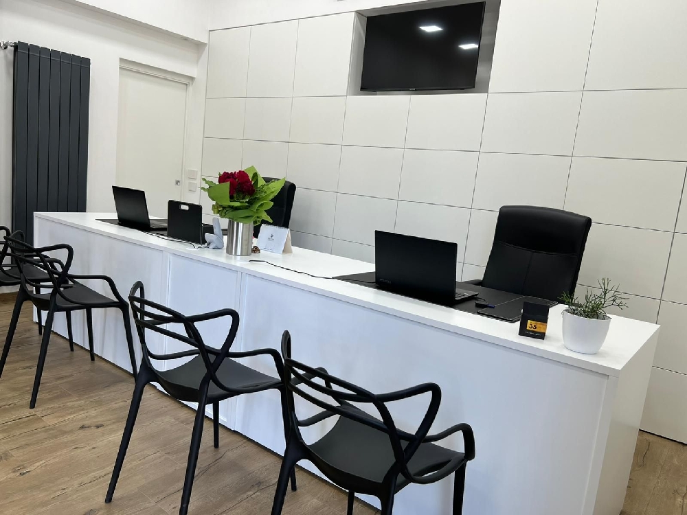 Scrivania reception su misura