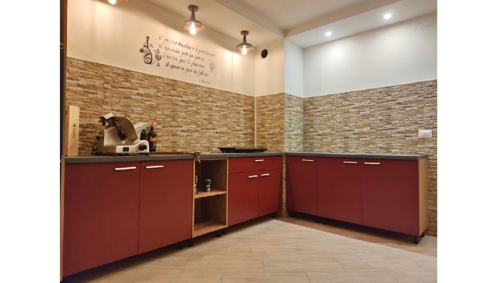 Composizione di basi cucina su misura in rosso
